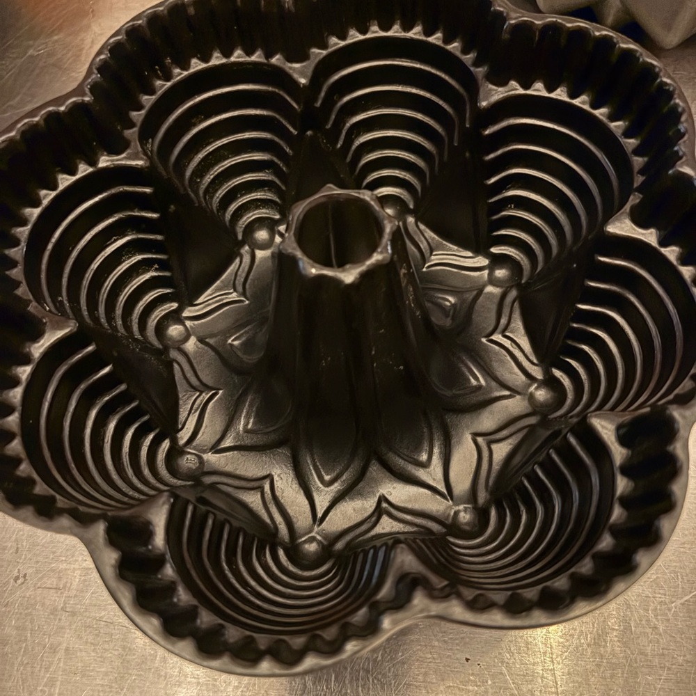8 cup Nordic Ware Bundt Cake Pan Free Shipping